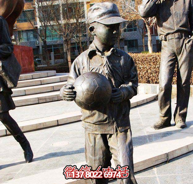 鑄銅雕塑，點綴小學(xué)廣場，傳遞小學(xué)生足球精神