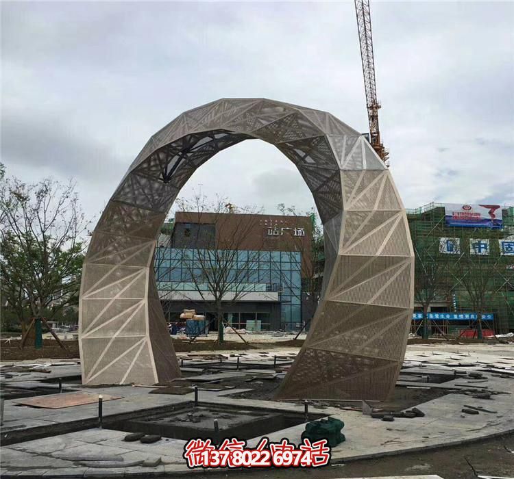 不銹鋼網(wǎng)格拱門雕塑，點(diǎn)綴廣場