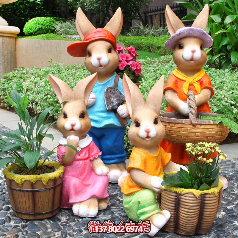 玻璃鋼彩繪兔子雕塑，為花園景區(qū)增添精彩