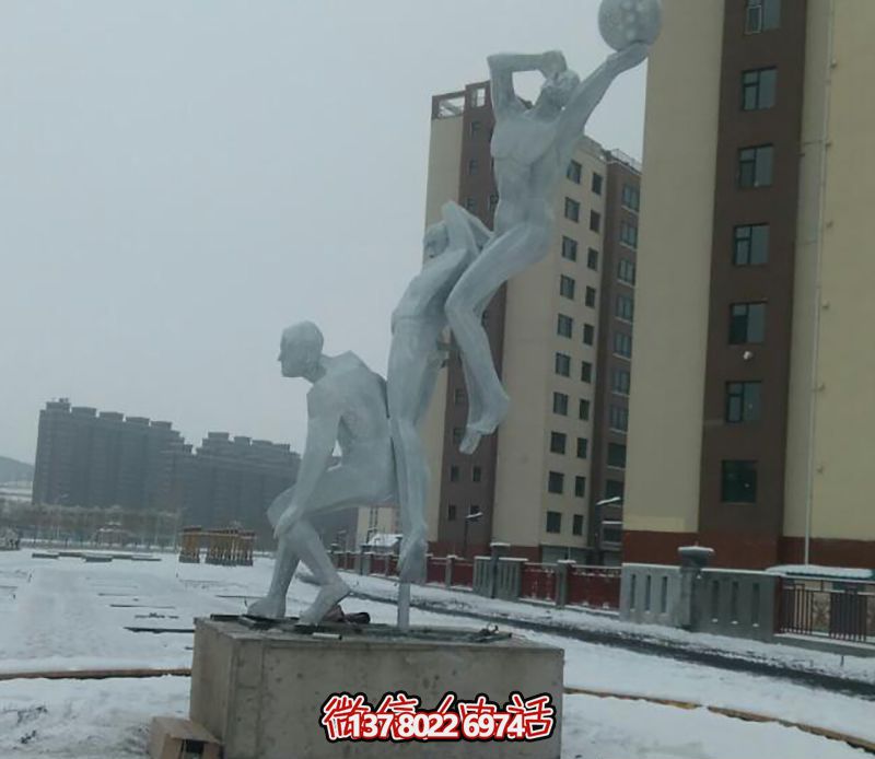 不銹鋼網(wǎng)格籃球場擺放雕塑，為小區(qū)廣場增添創(chuàng)意色彩