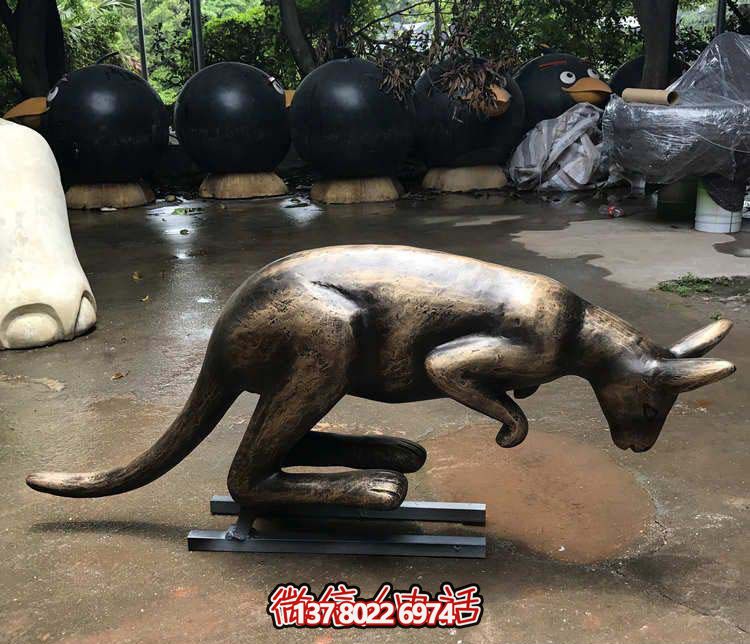 不銹鋼袋鼠雕塑，擺放于大型廣場