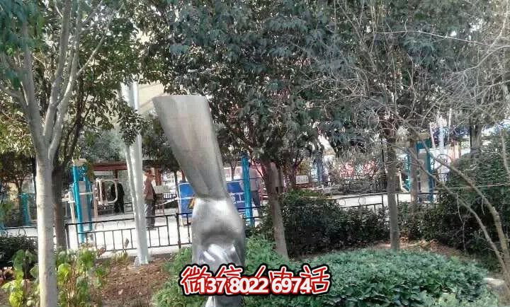 不銹鋼兒童雕塑——讓孩子們?cè)趯W(xué)校里拉大手，拋光小手