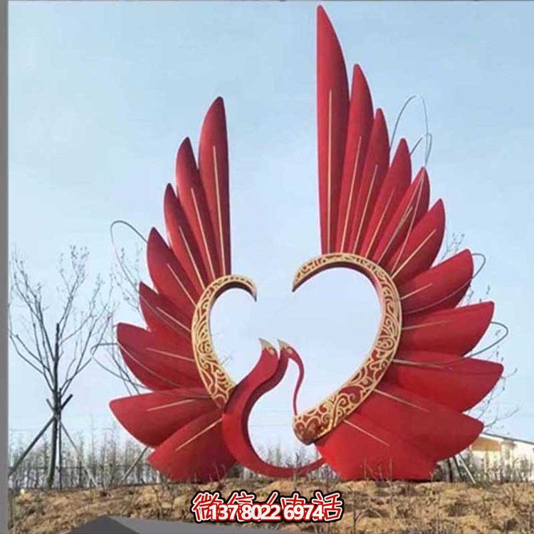 大型不銹鋼彩繪抽象鳳凰雕塑，為公園燈光亮化景觀