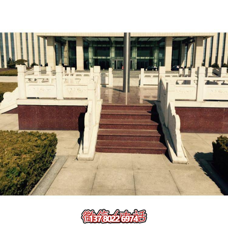 精美雕塑裝飾欄桿，增添學校廣場升旗臺象征意義