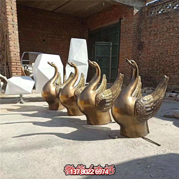 仿銅噴水雕塑，玻璃鋼景觀天鵝水池，為廣場(chǎng)園林?jǐn)[放