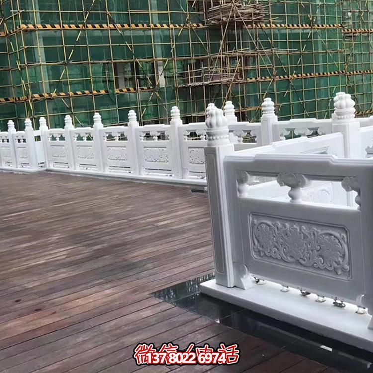 絢麗多彩的防護欄桿，為河道升旗臺打造夢幻般的園林雕塑