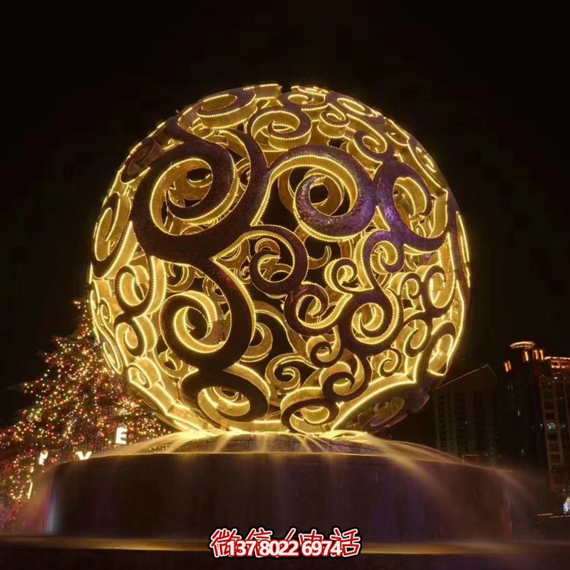 不銹鋼鏤空球雕塑，照亮夜晚的美麗噴泉