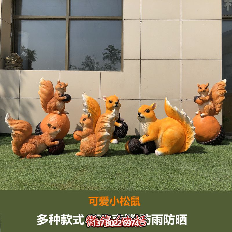 可愛小松鼠雕塑給森林公園、游樂園帶來美好時光