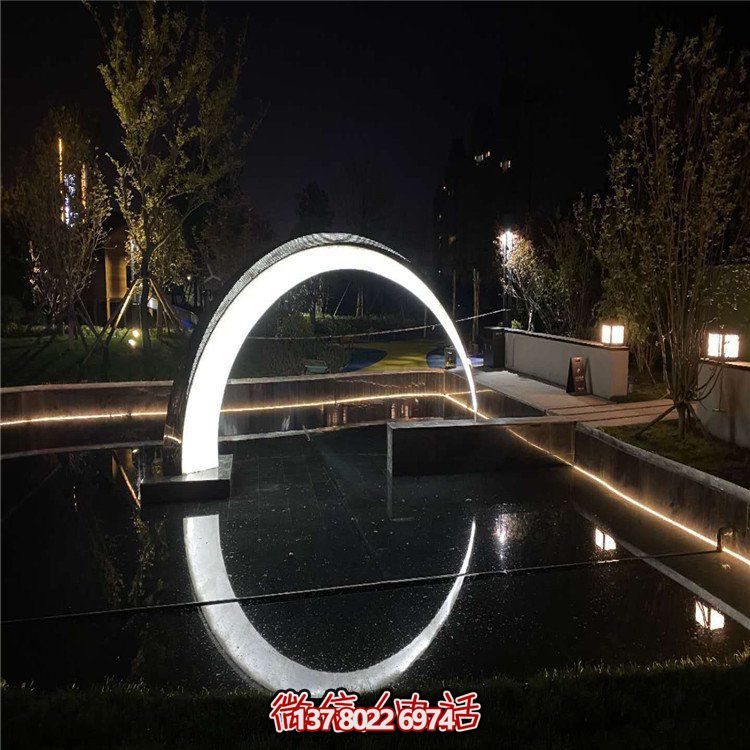 月牙形不銹鋼雕塑，美化城市水景