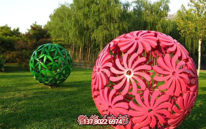創(chuàng)意粉色鏤空球雕塑，為公園草坪增添童趣