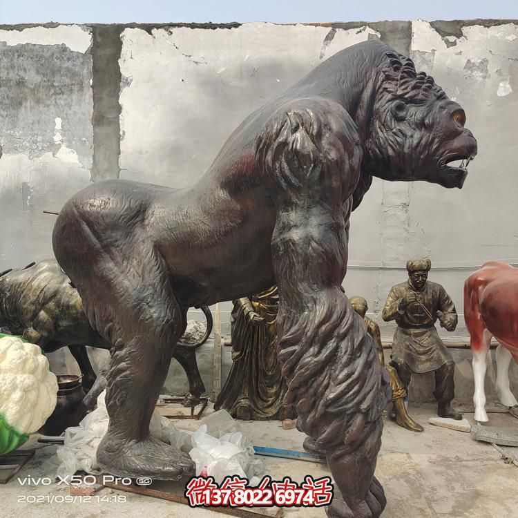 仿真玻璃鋼大猩猩雕塑，給游樂(lè)園帶來(lái)新的樂(lè)趣