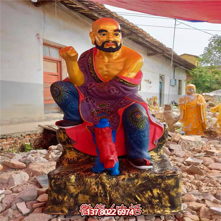 精美絕倫的玻璃鋼彩繪貼金十八羅漢雕塑，讓寺廟更加輝煌