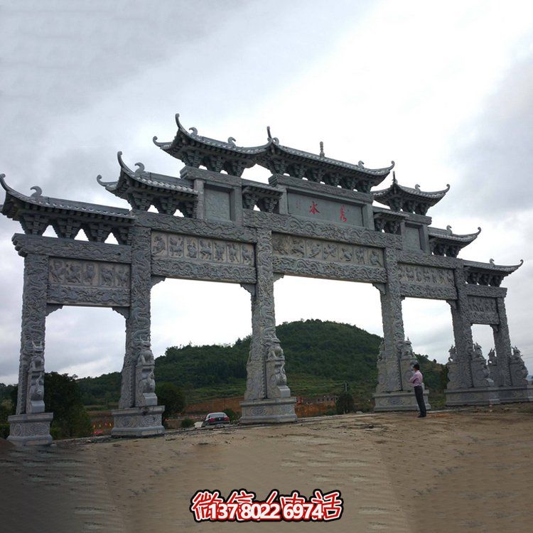 精美大型仿古青石雕刻門樓牌坊，為景區(qū)入口增添精彩