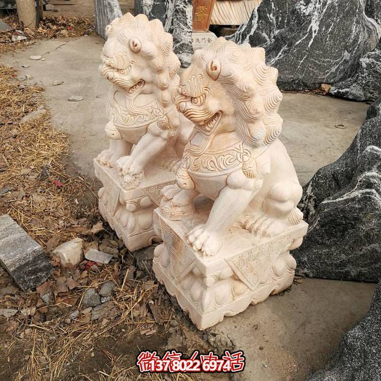 精美大理石雕刻石獅子，為酒店門口添彩晚霞紅