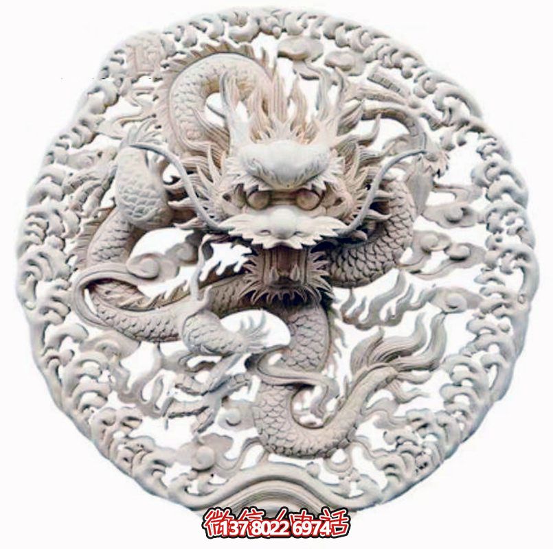 精美龍紋浮雕裝飾大門，點(diǎn)綴祠堂大門口