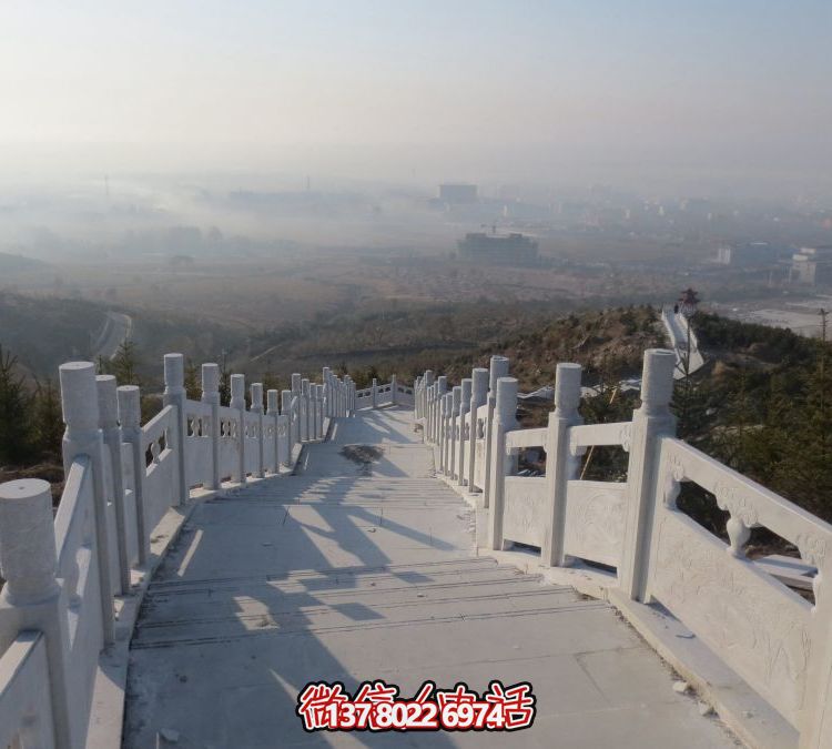 精致石雕護(hù)欄，漢白玉青石欄板點(diǎn)綴天然風(fēng)情