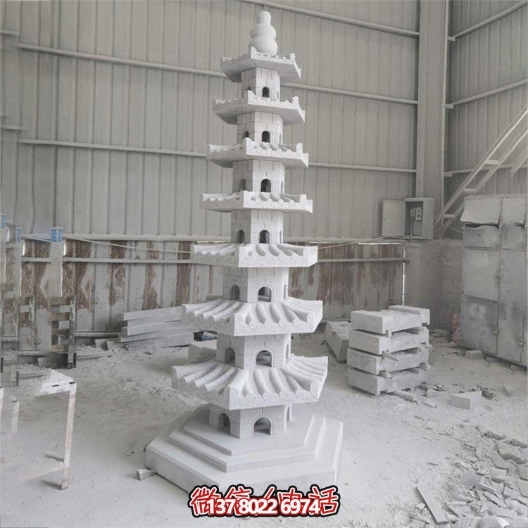 天然青石多層石佛塔，雕刻精美，為寺廟擺放