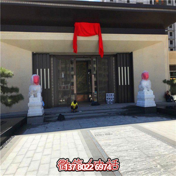 精美大型漢白玉石獅子雕刻門墩，為別墅門口增添雅致氣息