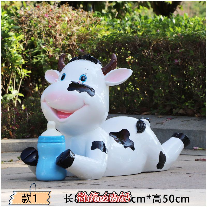 玻璃鋼牛雕塑，為幼兒園的幼兒們趴著喝奶更添樂趣