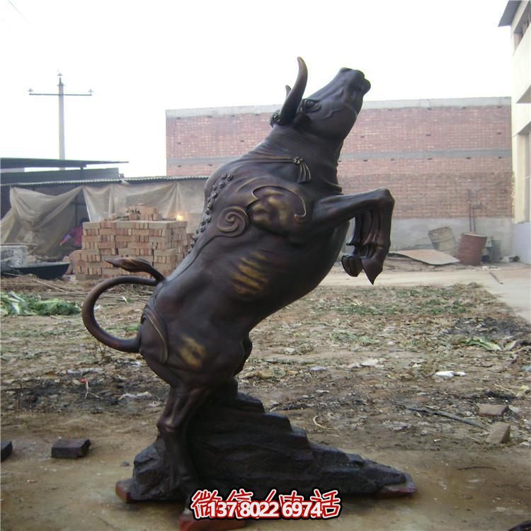 牛年奮進雕塑，玻璃鋼仿銅戶外景區(qū)農(nóng)耕積極雕塑