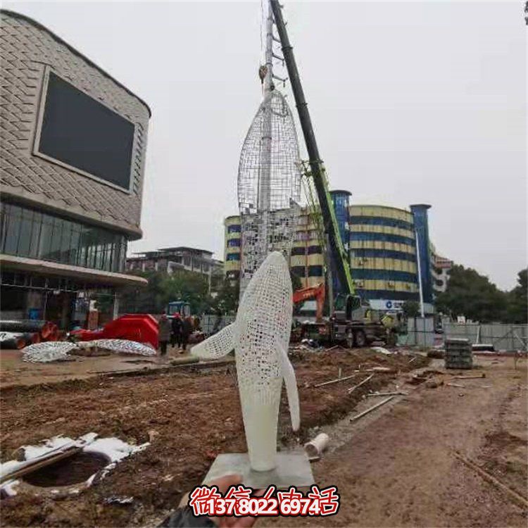 不銹鋼創(chuàng)意鏤空鯨魚雕塑，點(diǎn)綴園林景觀