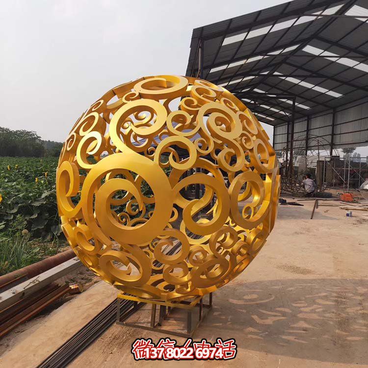 大型不銹鋼鏤空球雕塑，為園林景觀增添靈動之美
