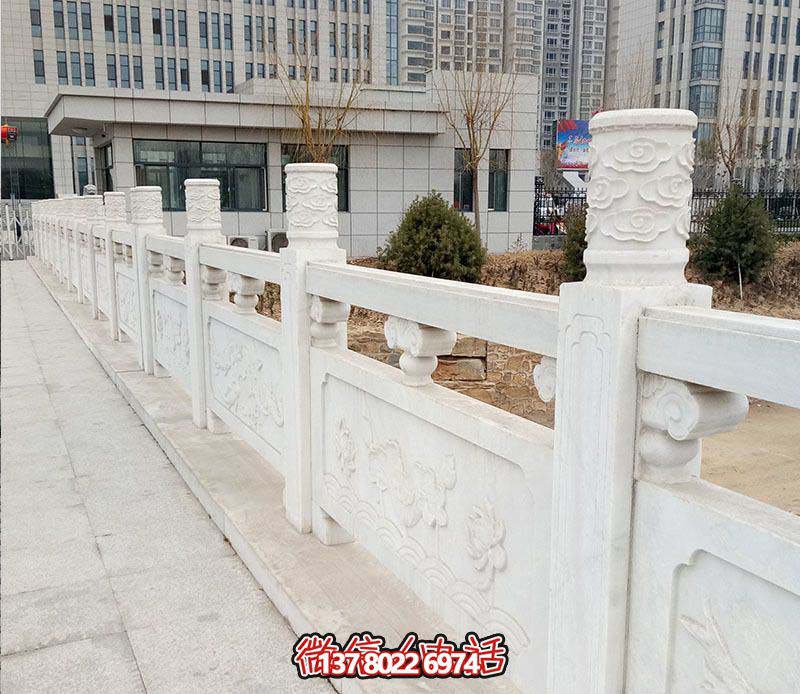 漢白玉鑲嵌欄桿扶手，點綴走廊裝飾，為城市花園添彩