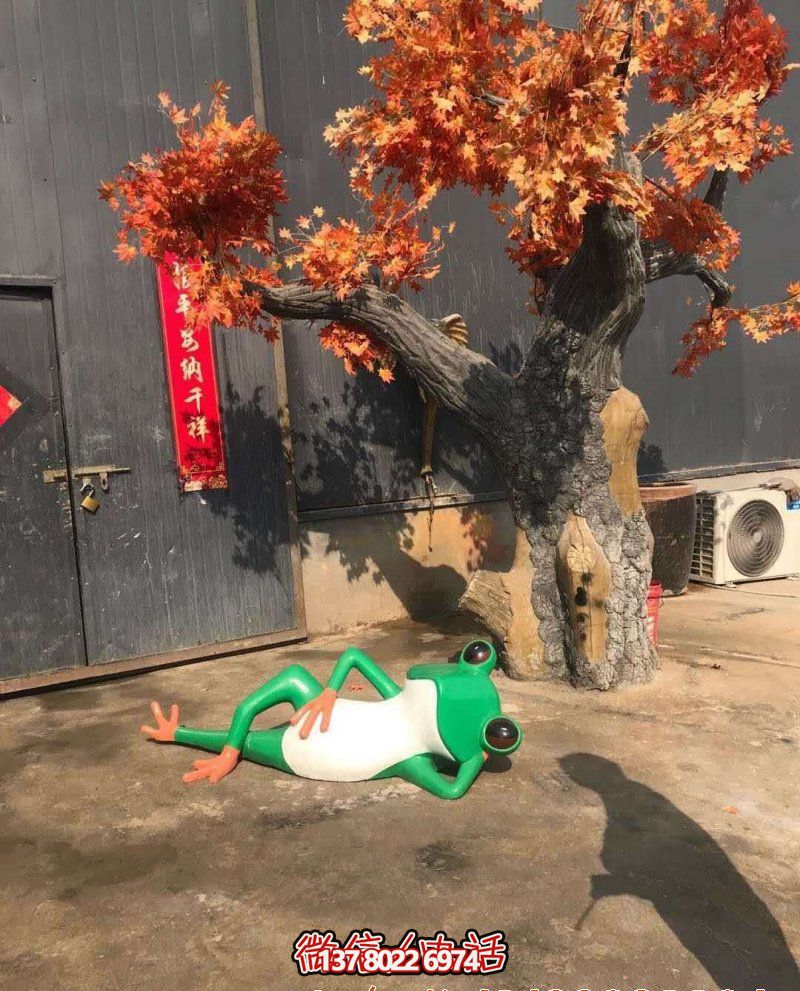 玻璃鋼雕塑躺臥青蛙，給公園增添美感