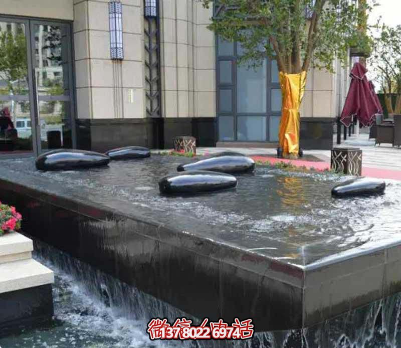 創(chuàng)意水中鵝卵石雕塑，為酒店池塘帶來(lái)抽象美感