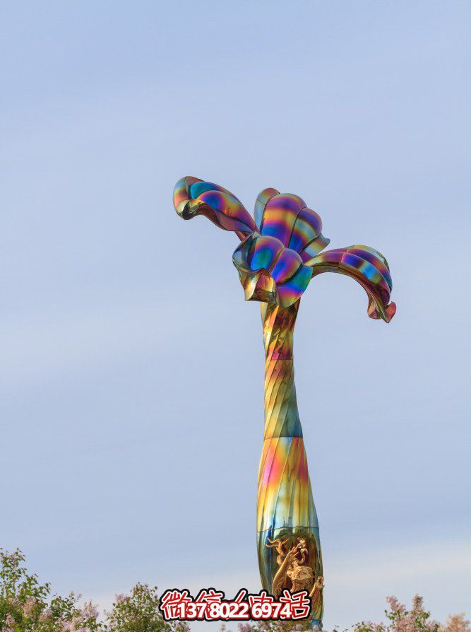 玻璃鋼藝術(shù)雕塑，點(diǎn)綴五彩花朵，為公園景觀帶來(lái)絢麗奪目的藝術(shù)氛圍