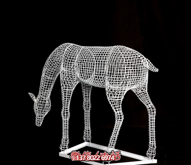 鐵藝梅花鹿雕塑，鏤空低頭更具韻味