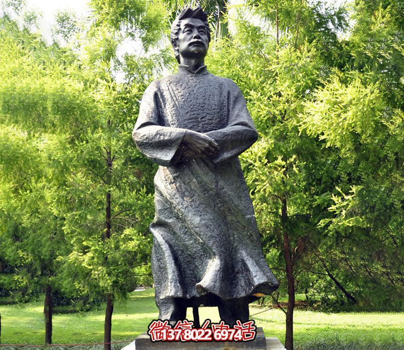 玻璃鋼魯迅人物雕塑，為公園景觀裝飾點(diǎn)綴