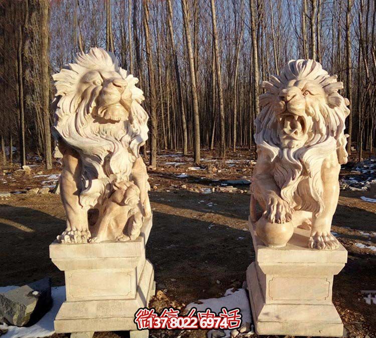 紅色獅子雕塑，欣賞絕美晚霞