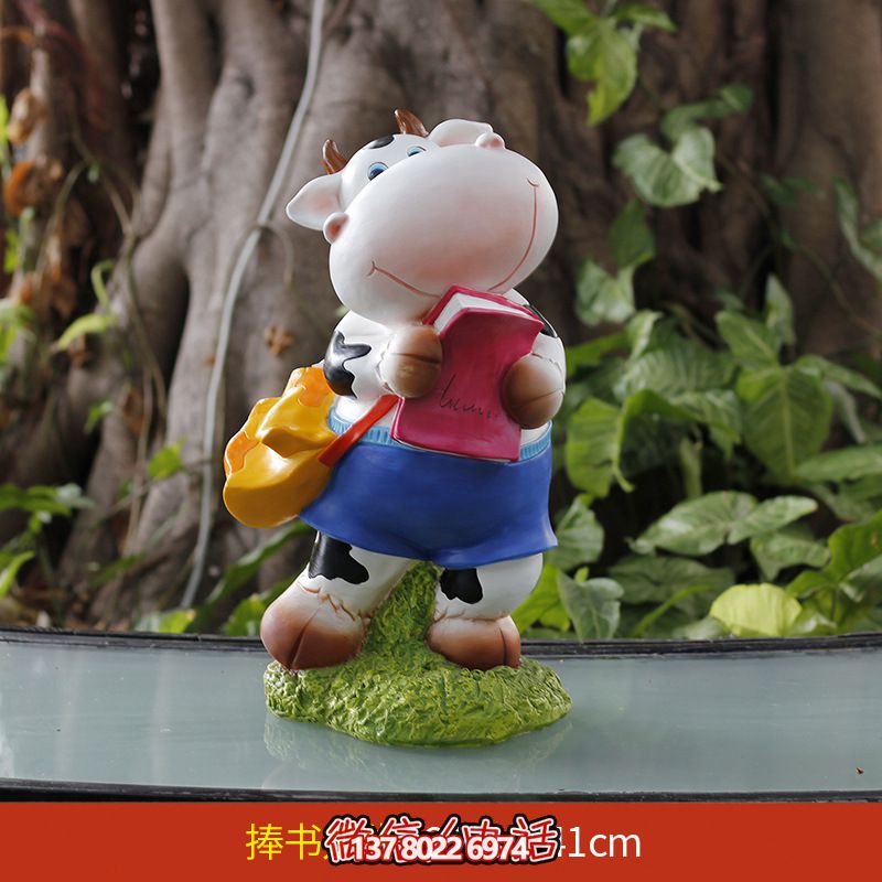 玻璃鋼雕塑牛，伴你一起看書，營造完美草坪