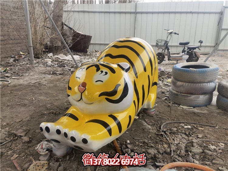 玻璃鋼彩繪抽象老虎雕塑，為幼兒園裝飾而生