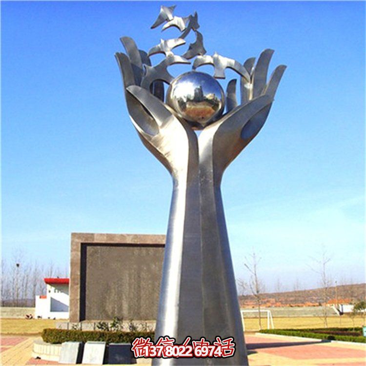 雙手托起希望，不銹鋼創(chuàng)意雕塑景觀擺放于廣場(chǎng)