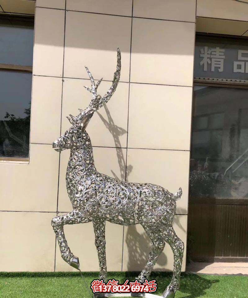 不銹鋼梅花鹿雕塑，走出別墅的美