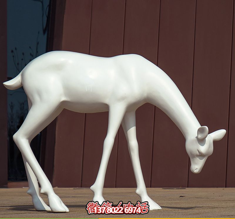 創(chuàng)意景觀酒店，低頭行走，讓鹿雕塑與您相伴