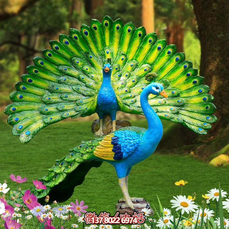 玻璃鋼彩繪孔雀雕塑，為公園草地增添靈動(dòng)之美