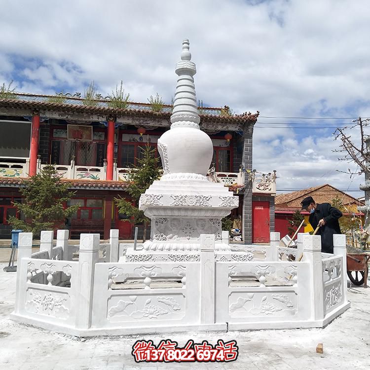 大型石雕舍利塔，宗教寺廟裝置
