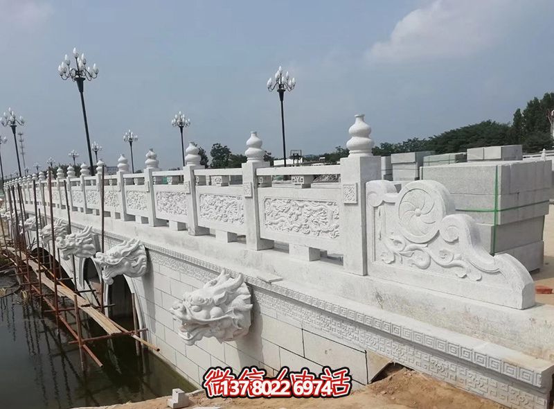 精美漢白玉石拱橋，融龍紋雕刻欄桿