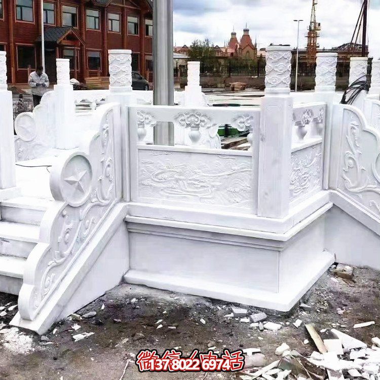 漢白玉升旗臺(tái)，做工精美，安全防護(hù)欄桿