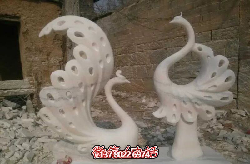 不銹鋼鏤空孔雀雕塑，點(diǎn)綴公園湖邊