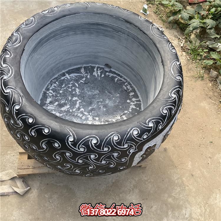 仿古大理石浮雕花紋花盆，營造優(yōu)雅庭院空間