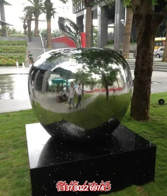 不銹鋼蘋果雕塑擺件，讓你的戶外空間更有創(chuàng)意！