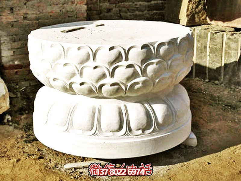 漢白玉制須彌座佛像，以精美圓形飾就古樸寺院