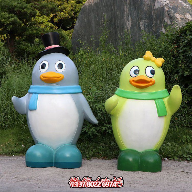 玻璃鋼彩繪企鵝景觀公仔，為幼兒園戶外擺件
