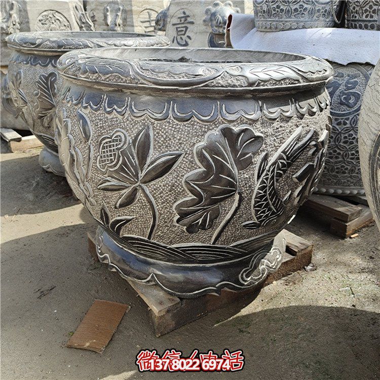 古建庭院蓄水缸，用青石點綴