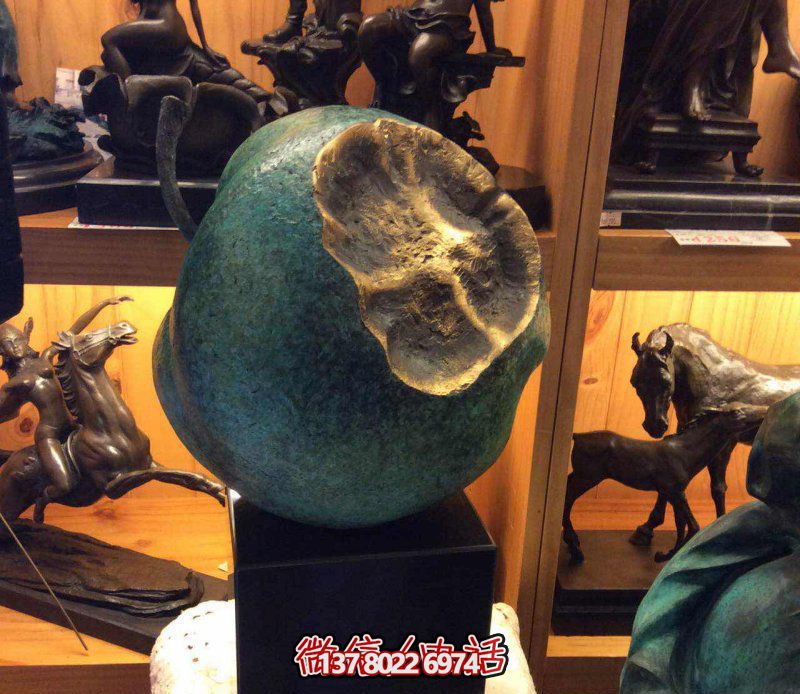 美麗寧靜，自然綠意——欣賞公園銅雕景觀，享受一口新鮮蘋果