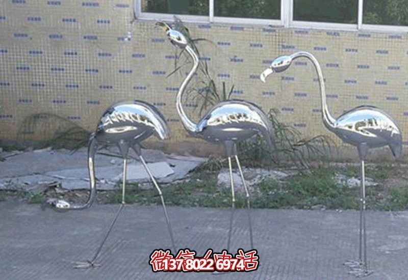 不銹鋼火烈鳥雕塑，完美擺放于室內(nèi)外庭院